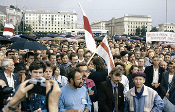 28 лет назад БНФ вывел людей на площадь против путча в Москве