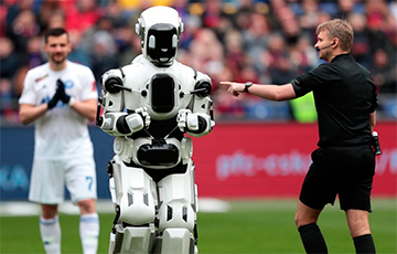 ФИФА планирует заменить лайнсменов на роботов