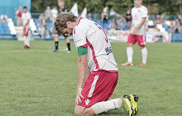 Во время матча в Лиде футболист встал на колени перед судьей