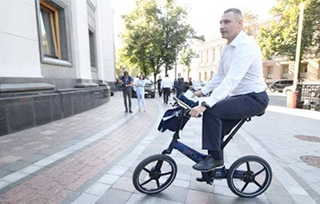 Кличко приехал на первое заседание новой Рады на велосипеде