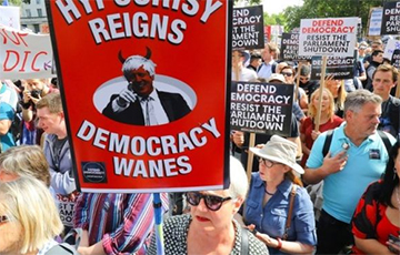 «Борис, как тебе не стыдно!»: в Британии проходят акции протеста