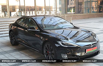 Лукашэнка пра «беларускі электракар»: Прыеду на Tesla, пастаўлю побач