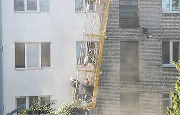 В Минске во время капремонта упала строительная люлька с рабочими
