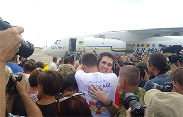 Фоторепортаж: Освобожденные украинцы вернулись на родину