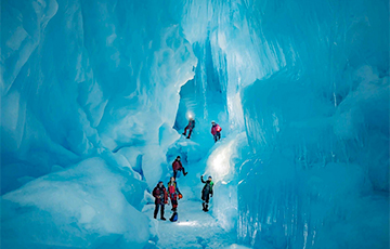 Палярнікі знайшлі ў Антарктыдзе таямнічую 3-павярховую пячору з азёрамі і ракой