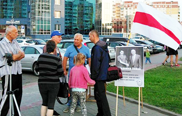 "Lukashenka Must Resign": First Picket To Collect Signatures Held In Vitsebsk