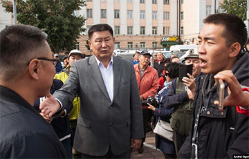 В Улан-Удэ главу Бурятии протестующие встретили криками «Позор» и «В отставку»