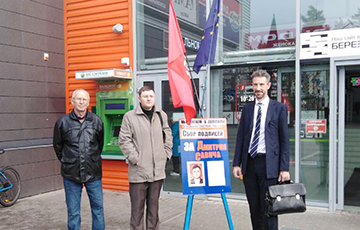 Посол Франции посетил пикет по сбору подписей «Европейской Беларуси» в Светлогорске