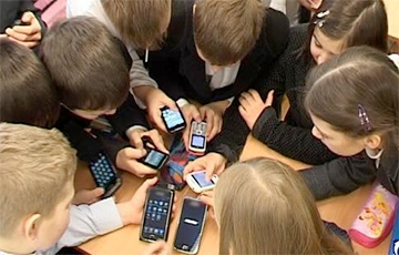 Больш жорстка, чым у войску: чаму ў школах у дзяцей забіраюць смартфоны