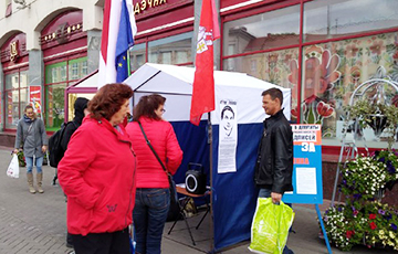На пикетах «Европейской Беларуси» появились портреты и манифест Дмитрия Полиенко