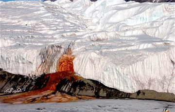 Ученые обнаружили в Антарктиде ярко-красный водопад