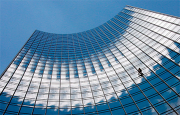 Видеофакт: 57-летний человек-паук покорил очередной небоскреб