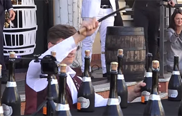 Видеохит: Сомелье из Молдовы установил рекорд по скоростному открыванию бутылок
