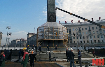 Нашли фото рабочих, которые оставили потомкам послание на площади Победы