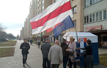 Photo Fact: European Belarus Picket Held At Entrance To Minsk City Court