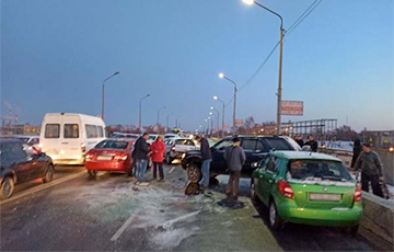 Фотофакт: В Жлобине на мосту столкнулись 10 автомобилей и автобус