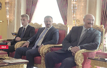 Фотофакт: С какой улыбкой Лукашенко смотрит на арабского шейха