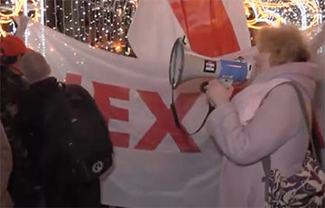Фотофакт: На площади Свободы развернули огромный баннер с надписью NEXTA