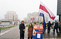 Фотофакт: В Минске под бело-красно-белым флагом прошел пикет в поддержку Елены Терешковой
