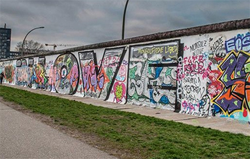 Трампу даслалі абломак Берлінскага мура масай 2,7 тоны