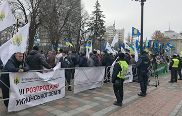 Под Верховной Радой протестуют против земельной реформы