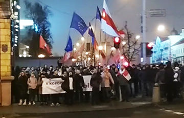 Кандидаты в депутаты от «Европейской Беларуси» прошли колонной к зданию ЦИК на площади Независимости