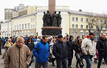 More Than One Hundred Opponents Of Battery Factory Came To Square In Brest