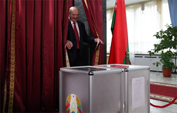 Journalists Catch Lukashenka Lying During Voting