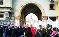 Лидеры оппозиции повесили замки на ворота парламента Грузии