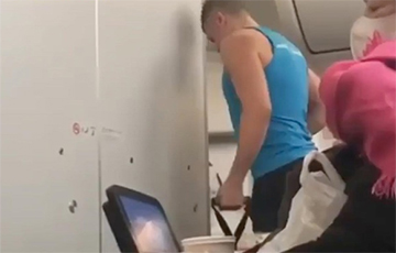Видеохит: Пассажир самолета провел тренировку в полете