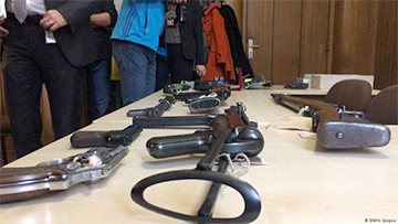 Русская мафия в Германии: полиция Берлина показала конфискованное оружие