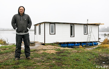 «Поспорил, что сделаю»: минчанин строит плавучий дом на Чижовском водохранилище