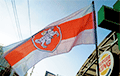 Фотофакт: В центре Витебска подняли бело-красно-белый флаг