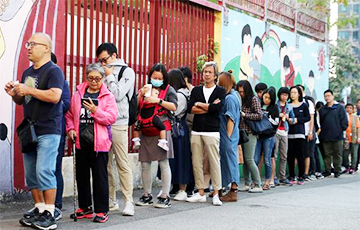 У Ганконгу на фоне пратэстаў праходзяць мясцовыя выбары