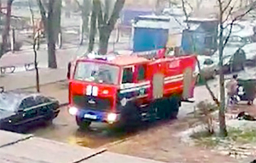 Видеофакт: В Минске пожарные не могли проехать на вызов из-за припаркованных машин