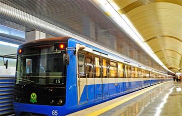 Видеохит: Украинка зажигательно станцевала в Киевском метро