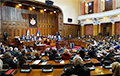 В сербском парламенте Лукашенко обнялся с осужденным за преступления против человечности