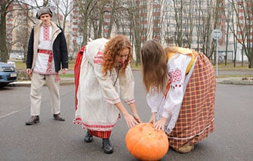 Video Fact: Belarusians "Rolled Out Pumpkin" To Russian Embassy