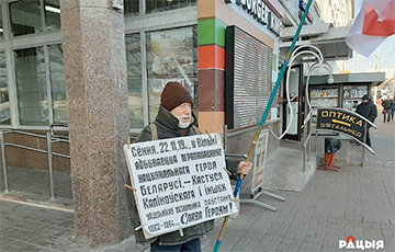 Как витебчанин провел пикет под национальным флагом в день приезда в город Лукашенко