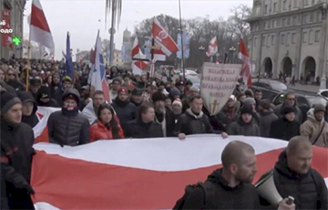 Видеофакт: В Минске на акции за независимость порвали портреты Путина