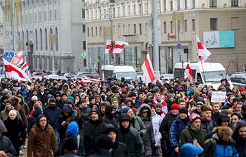 Участники акции за независимость двинулись маршем на площадь Калиновского