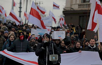 Белорус с огромным национальным флагом: Что нужно человеку? Свобода