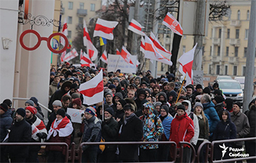 Колонна протестующих в Минске двинулась в сторону посольства России