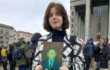 Girl With Green Putin In Hands: I Will Invite Everyone I Know To Next Square Action