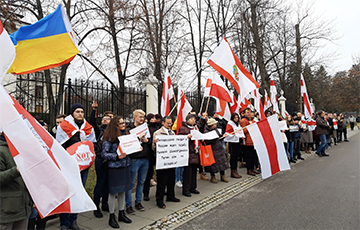 У Варшаве праходзіць акцыя за незалежнасць Беларусі