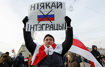 Protesters In Minsk Pass Their Demands To Russian Embassy