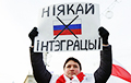 Протестующие в Минске передали свои требования в посольство РФ