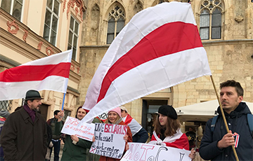 В Праге белорусы вышли на пикет против «интеграции» с Россией