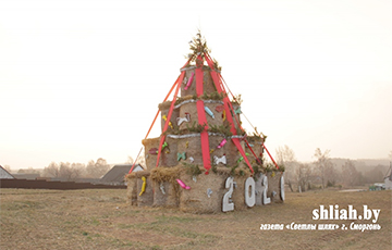 Фотофакт: Под Сморгонью поставили новогоднюю елку из соломы