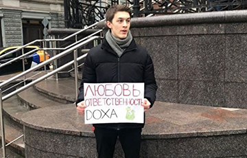 В России активист Егор Жуков вышел с пикетом к зданию вуза